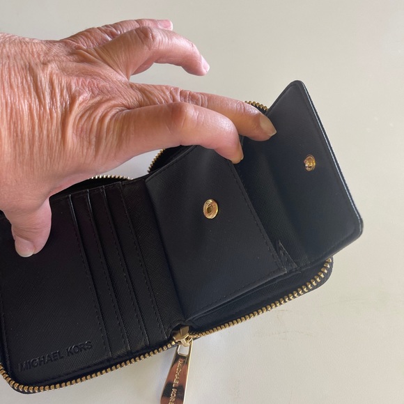 Michael Kors Small Bifold Logo Zip Around Wallet - Picture 7 of 7